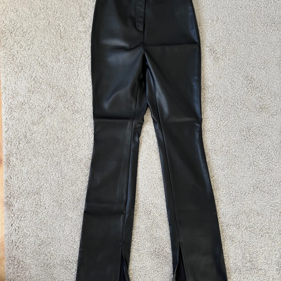 Svarta skinnbyxor med slits från NA-KD