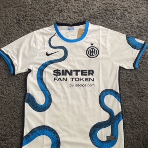 Inter 21/22 - Replika Inter tröja från säsongen 21/22. Helt ny med tags. Flr fler bilder eller frågor tveka inte att skriva i dm. Fler tröjor i profilen 
