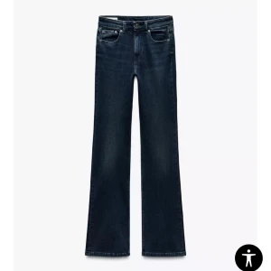 Zara jeans🩷 - Superfina bootcut jeans från Zara med medelhög midja🩷🩷Sjruv för fler bilder!