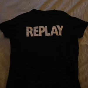 Replay T-shirt  - Skick 8/10 säljes eftersom den är för liten passar o klä till det mesta skulle ja ändå säga💯