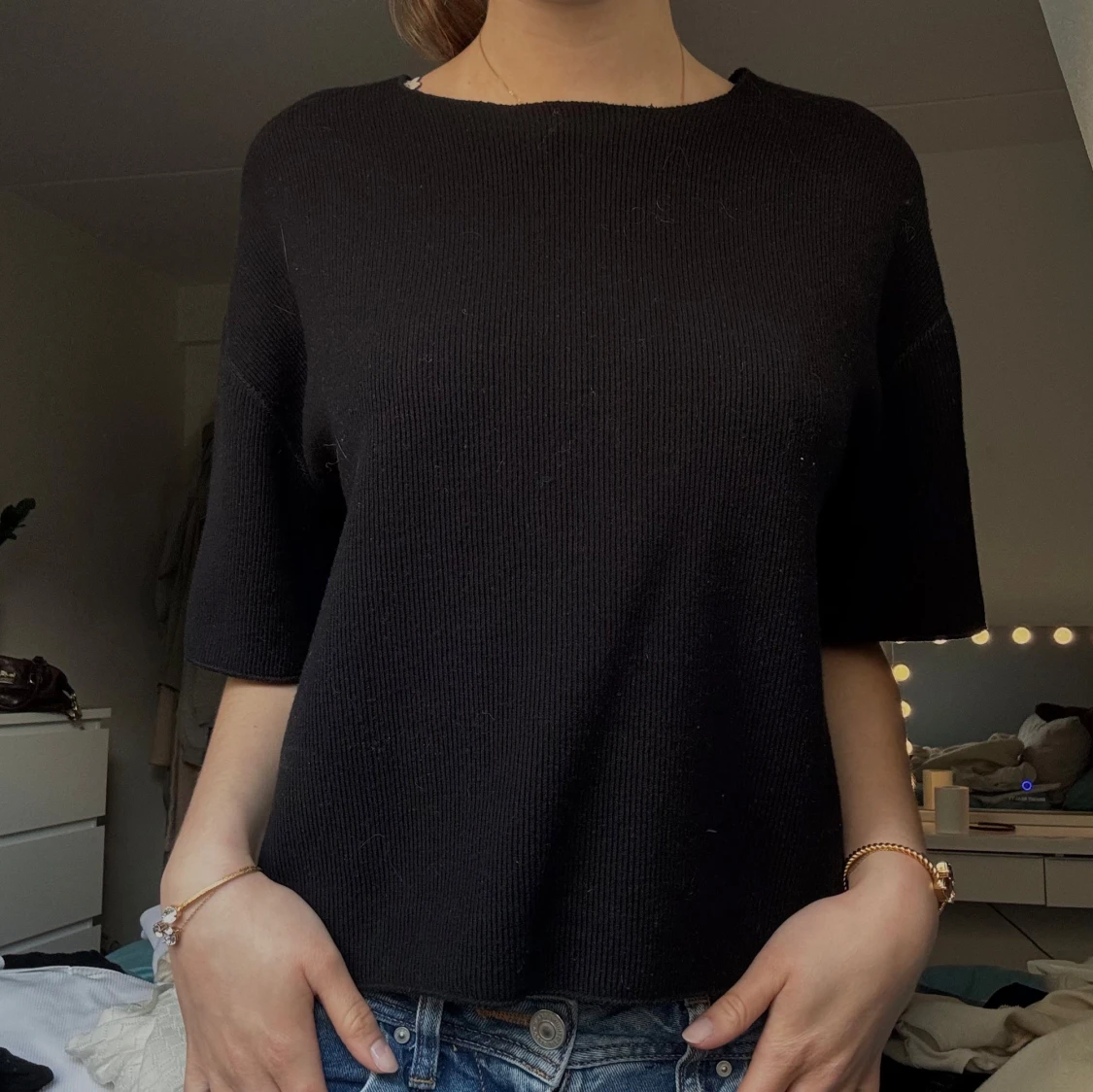 Svart ribbad topp med halvärm