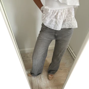 Grå Zara jeans - Grå wide leg mid rise jeans från Zara, använda 1 gång💗