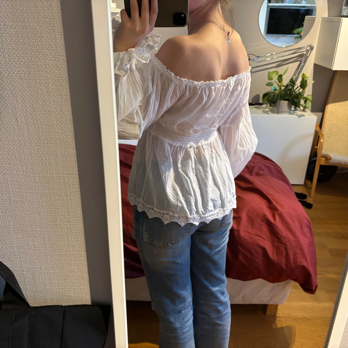Vit offshoulder blus med spetsdetaljer - 2
