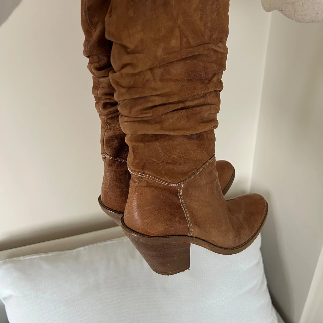 Bruna slouchy boots med klack