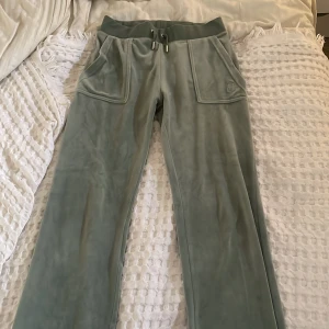 Ljusgröna juicybyxor  - Säljer ett par ljusgröna juicy byxor som inte kommer till användning, de är i bra skick men har en fläck där bak som man inte ser så mycket. 