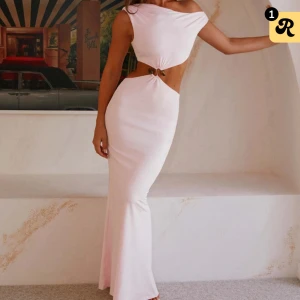 Maxiklänning - Så fin klänning från peppermayo i modellen ”Veronica maxi dress”, som tyvärr är för lång för mig. Klänning är endast är använd en gång! Nypris ca 1300kr. Storlek 36, men skulle säga att den passar 36/38🤍