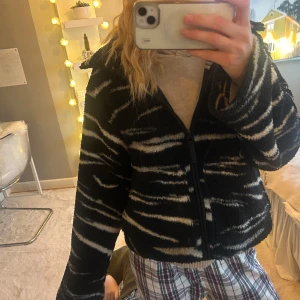 Hm pilejacka  - Säljer en hm pilejacka i st s. Säljer för 350kr