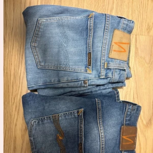 Nudie jeans - Säljer 2 nudie jeans  helt underbart skick 9/10.  ! Först till kvarn✅.                                                     Kom på ett bra pris förslag! ✅.                            Köp inte direkt  🟥.                                                            Skicka ett pris förslag till mig privat✅