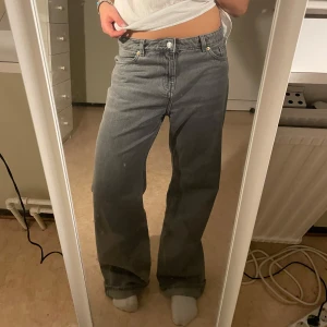 Gråa raka jeans från Monkii - Säljer ett par gråa baggy low-waist jeans med rak passform som är lite loose i modellen, varsamt använda. Väldigt snygg till både tighta och oversize kläder. Ganska långa på mig som är 172😊