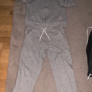 Two peace item - Använt flera gånger men har blivit för liten för mig så jag slutade använda men annars finns det inga problem med det.