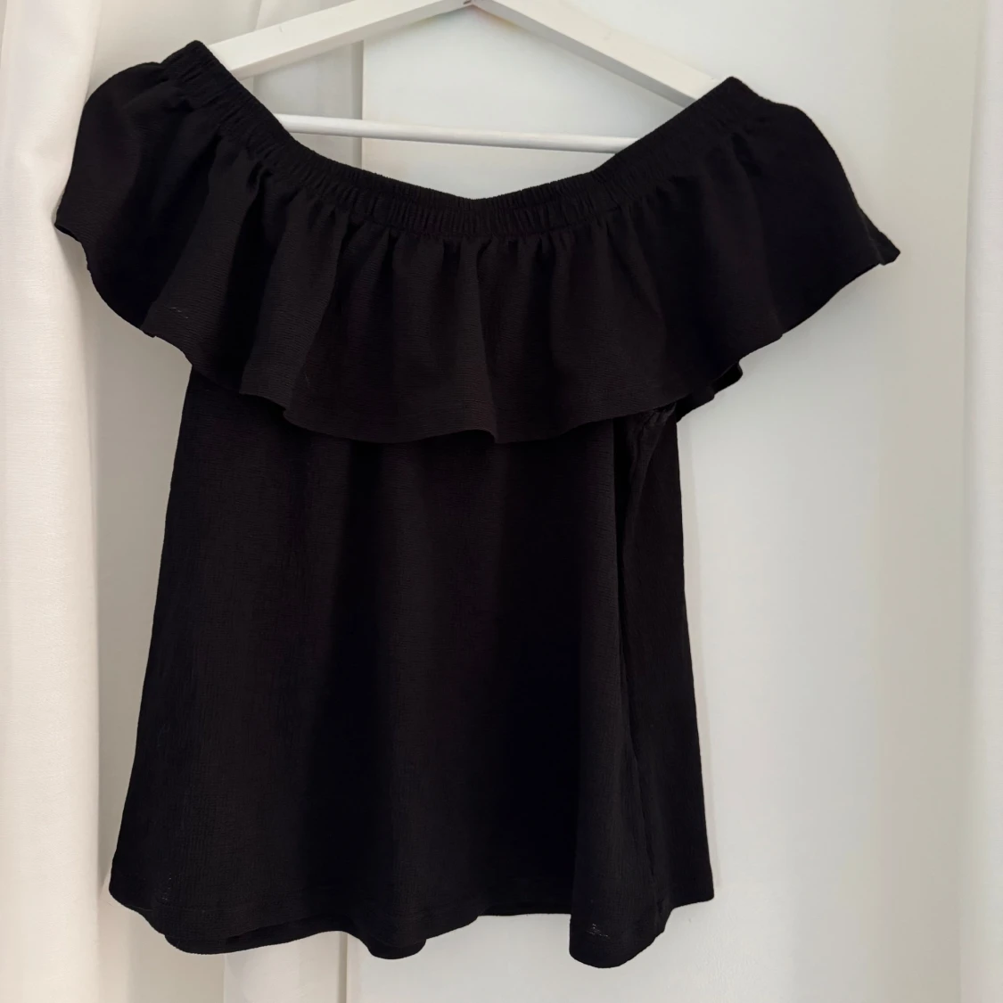 Svart offshoulder topp med volang från Gina Tricot