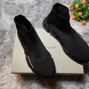 Riktigt fint skor - Finns 38 42 44 köp och skriv vilken du ville