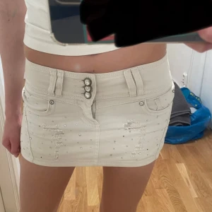Vit jeanskjol - Midjemått: 34cm, längd: 24cm. Köpt på plick, inga defekter, säljer då den inte passa😊