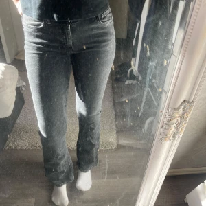 Grå bootcut jeans - Säljer ett par gråa bootcut jeans då dom är för korta, inget tecken på användning. 💓