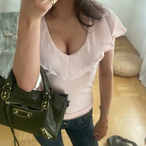 Volangtopp - Sjuk snygg ljusrosa volangtopp! Super härlig färg, helt perfekt till sommaren. Obs! Den har ingen fläck det är bara smuts på spegeln 🙈Hör av er vid intresse och ge gärna prisförslag!❤️