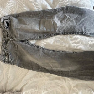 Gråa lågmidjade bootcut jeans  - Säljer ett par jättesnygga lågmidjade bootcut jeans från gina young. Ensast använda 2-3 gånger.💕dem är i storlek 164 så dom sitter som en storlek S.