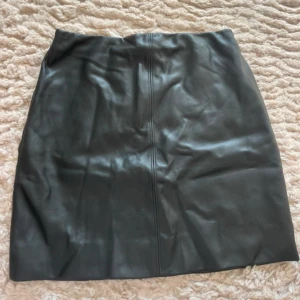 Svart skinnkjol från Hollister - Säljer en super cool skinnkjol från hollister! Använd ett fåtal gånger🩷