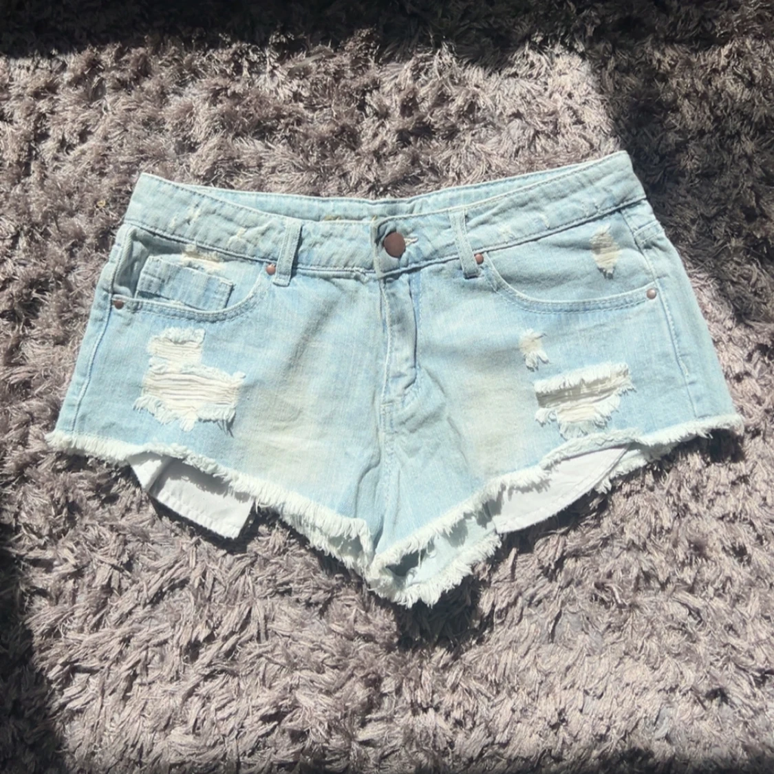 Ljusblå jeansshorts med slitningar - 2