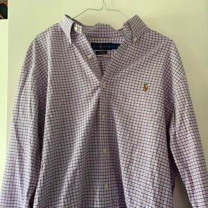 Ralph lauren skjorta  - Säljer en Ralph lauren skjorta i väldigt bra skick! Den är slim fit och storlek L. Säljes då den inte kommer till användning. Pris kan diskuteras vid snabb affär🤝