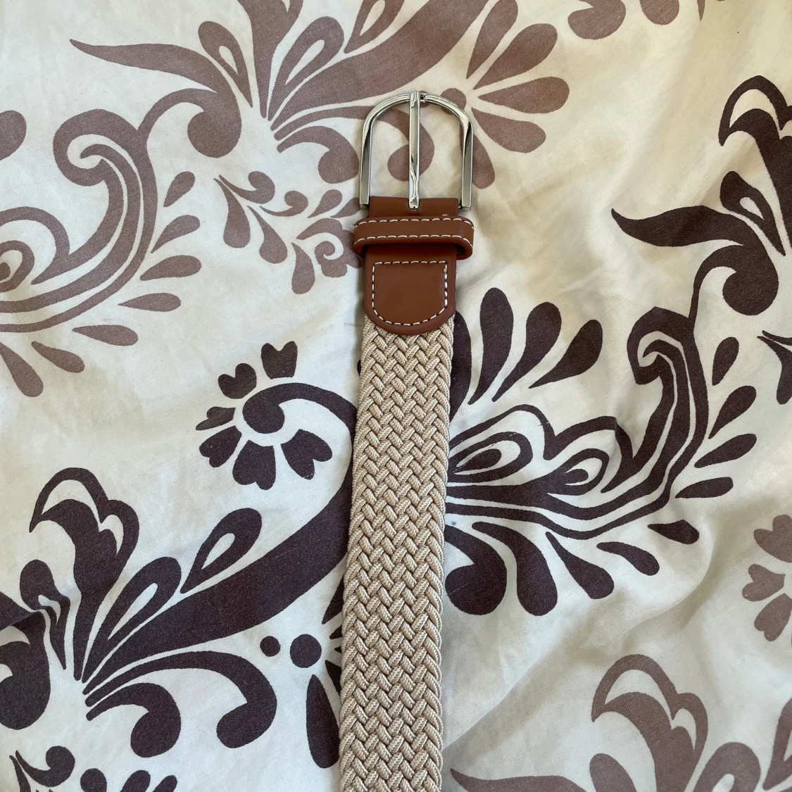 Beige flätat bälte med bruna skinn-detaljer - 1