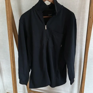 Svart långärmad tröja med dragkedja från Only & Sons - Mörkblå tröja 