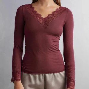 Intimissimi spets tröja  - Nypris - 489kr. Slutsåld på hemsidan därav priset. 