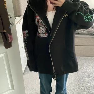 ed hardy kofta - skit snygg oversized edhardy kofta säljer den för att jag tycker att den e väldigt stor😋💋