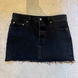 Svart jeanskjol från Levi's -  säljer denna super söta kjol från Levis💖