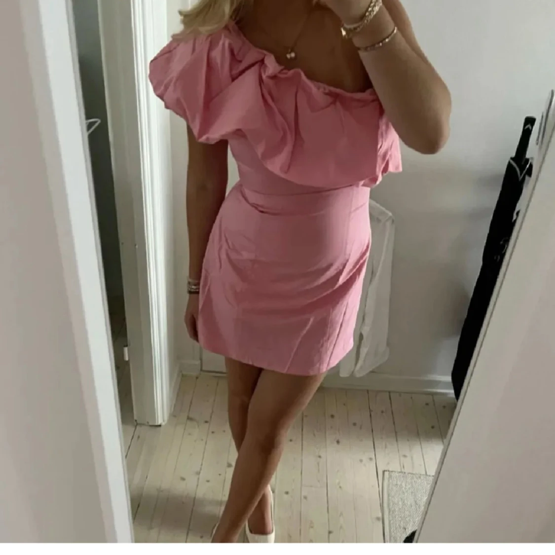 Rosa offshoulder klänning med volang