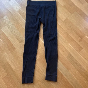 Tränings byxor/leggings  - Träningsbyxor med ribbat material från H&M i storlek M, bra skick och ingen lukt 