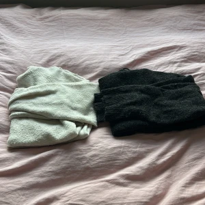 2 stickade tröjor från Vero Moda XS - Säljer två stickade tröjor i storlek XS från Vero Moda. En är krämvit och den andra är svart, båda med rund hals och långa ärmar. Perfekta för lager-på-lager och chill höst- och vinterdagar. Snyggt basic-plagg som funkar till allt.