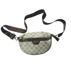 Mönstrad axelväska från Camres Media - Snygg axelväska i beige med brunt mönster och bred, justerbar axelrem. Väskan har guldfärgade detaljer, dragkedja och logga framtill. Perfekt för att bära det viktigaste med stil.