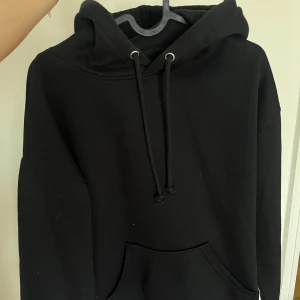 Svart hoodie  - Svart hoodie från BikBok🫶🏻 använd fåtal gånger som är som ny