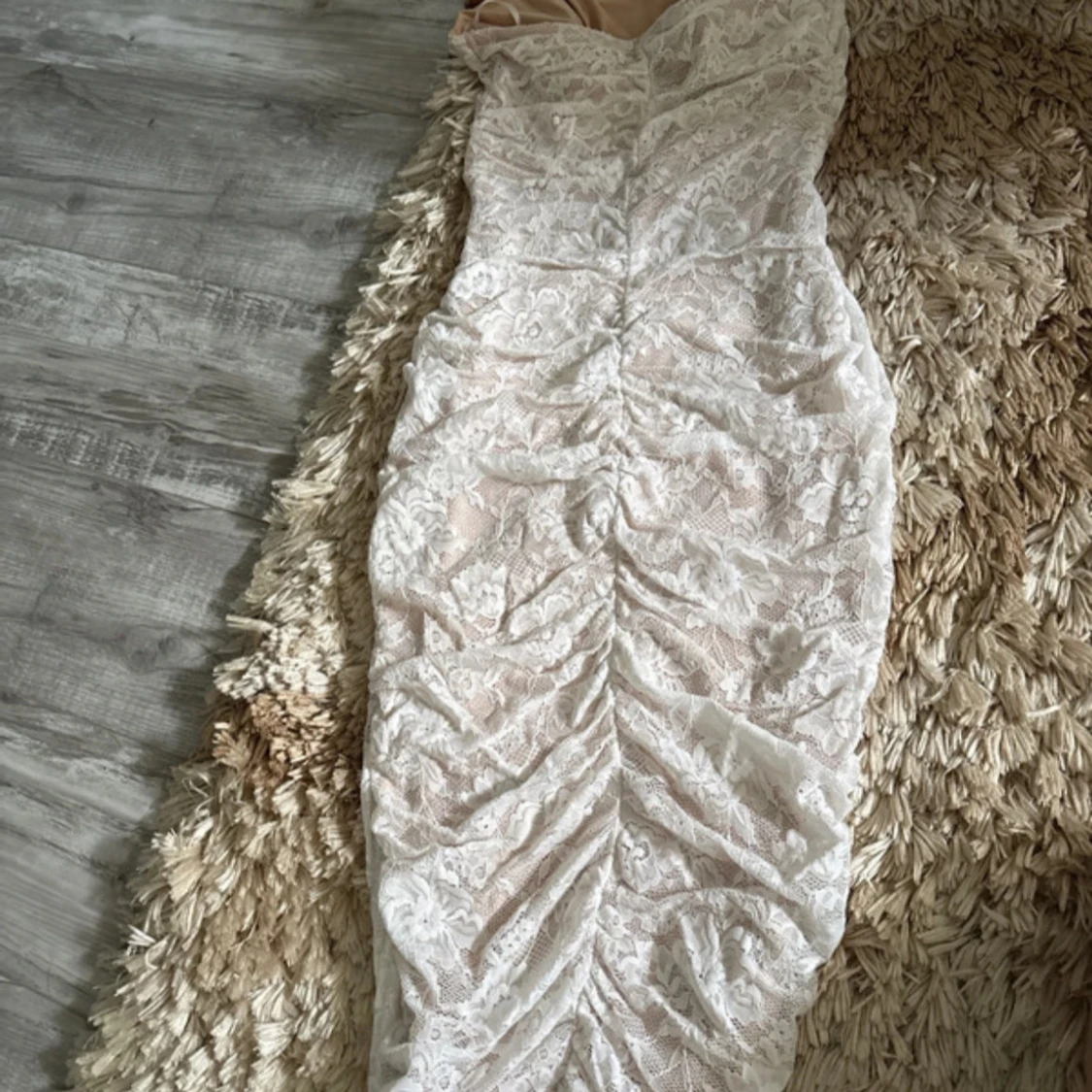 Vit spetsklänning med blommönster - 1