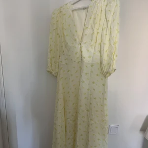 Adoore klänning - Slutsåld lång klänning från adoore. Den passar inte mig så det är därför den säljs. Nyskick. Nypris 1695kr