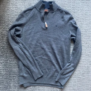 Morris half zip 100%  merino ull - Mörkgrå stickad tröja från Morris i 100% merinoull. Extremt bra skick förutom den lilla defekten vid armhålan (se bild) som är igensytt och inte synligt vid användning därav priset. Storleken är M men skulle säga att den sitter mer som en S!🙌