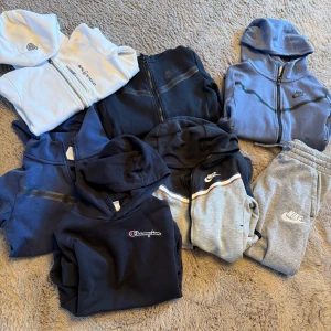 Nike Tech hoodie/ sail racing/ Nike byxor  - Nike hoodie med dragkedja och huva i blått och grått. Snygga ränder över bröstet och klassisk Nike-logga på vänster sida. Mjuk bomullsblandning, perfekt för chill eller träning i storlek 127/137. Sail racing: helt ny, storlek 130. Nike byxor, storlek 130.