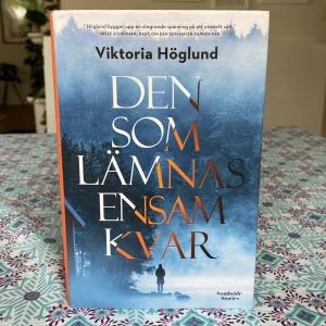 Den som lämnas ensam kvar av Viktoria Höglund  - Fint nyskick. Inbunden.  En spännande och psykologisk deckare där mörka hemligheter och oväntade vändningar väntar. Perfekt för dig som gillar nervkittlande mysterier och vill följa jakten på en mördare i en svensk småstadsmiljö.