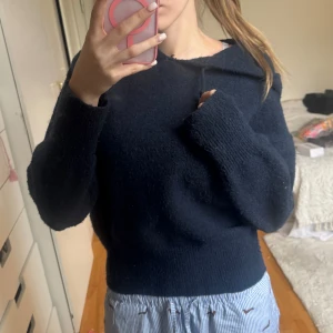 Mörkblå stickad hoodie🥰🥰 - Sååå mysig blå stickad hoodie från Gina Young, den är inte jätte använd🥰🥰🥰