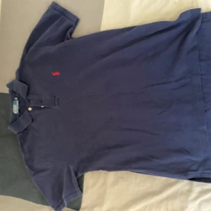 Ralph lauren piké  - Hej! Säljer min piké då den är för liten. Kan diskutera priset. Den har ett litet hål där bak men det är inget man kan se.