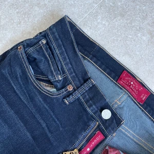 Lucky Brand mörkblå jeans  - Assnygga mörkblå jeans från Lucky Brand, modell Broklyn Skinny. Jeansen är låga i midjan, skinny och har ankellängd. Perfekta till höga stövlar 😍🍀