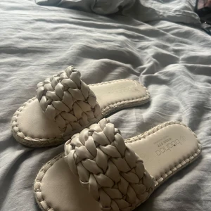 Vita flätade sandaler från Boohoo - Snygga sandaler från Boohoo i vitt med bred, flätad rem över foten. Använda två gånger💕