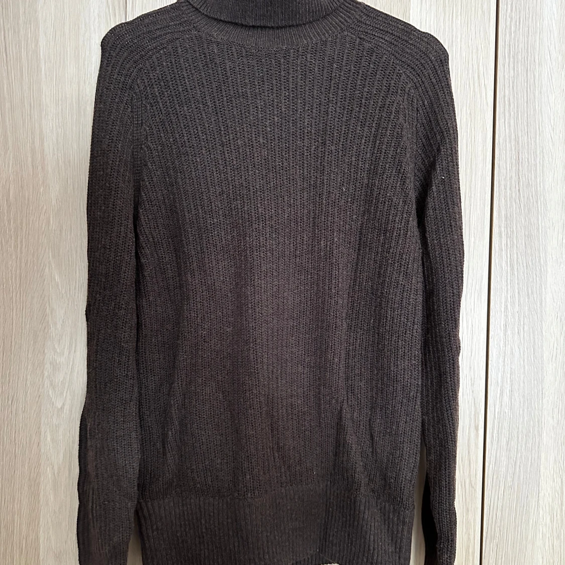 Brun stickad polotröja J.Lindeberg M