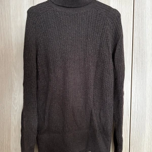 Brun stickad polotröja J.Lindeberg M - Mysig brun stickad polotröja från J.Lindeberg i storlek M. Tröjan har en hög krage och är ribbstickad med lång ärm. Perfekt för kyliga dagar och enkel att matcha med jeans. Oanvänd då prislappen fortfarande finns kvar.