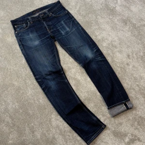Nudie Grim Tim Dry Selvedge - Tja! Säljer dessa väldigt schyssta blå Nudie Dry Deep Selvedge jeansen utav modellen Grim Tim! Jeansen är i kanon skick, inga defekter! Size 31/34. Detta är jeans som håller en livstid! Skriv vid funderingar!