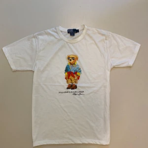 Ralph Lauren polo bear t shirt L - Vit polo Ralph Lauren polo bear t shirt Ny utan prislapp aldrig använd //  Storlek L //  Skriv vid minsta fråga eller fundering💯🤝