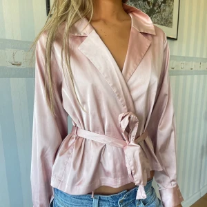 Rosa silke knytblus  - Super fin och elegant. Färgen är to die for och materialet får den att se ut som 2000kr 