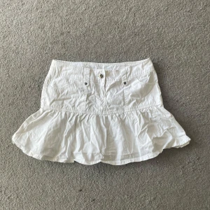 Kjol - Bra skick! Det finns en fläck (bild 5) mått: midjemått rakt över 39,5❤️