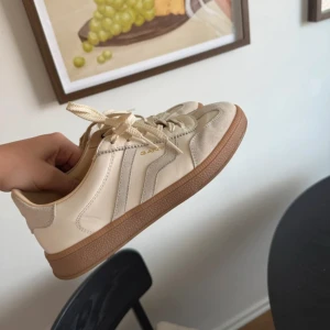 Gant sneakers - Säljer mina helt nya Gant skor i storlek 39 som köptes för någon månad sen. Använd 1-2 gånger då skon inte riktigt var min stil. Så ser helt oanvända ut.💞