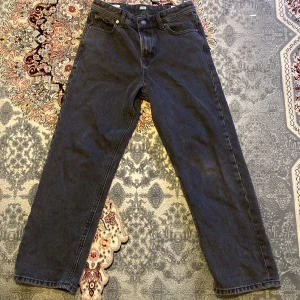 Svarta relaxed jeans Jack & Jones 152 - Svarta jeans från Jack & Jones i modellen Relaxed Chris. De har en avslappnad passform med raka ben och klassiska fem fickor. Jeansen är tillverkade i bomull och har en snygg tvättad look med svarta sömmar och detaljer. Passar även 152-156 cm